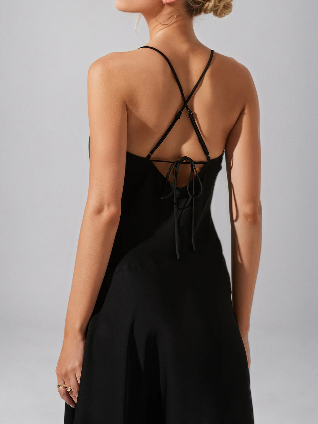 Abito a linea ad A in chiffon nero con spalline sottili e lunghezza tea senza maniche