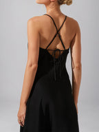 Abito a linea ad A in chiffon nero con spalline sottili e lunghezza tea senza maniche