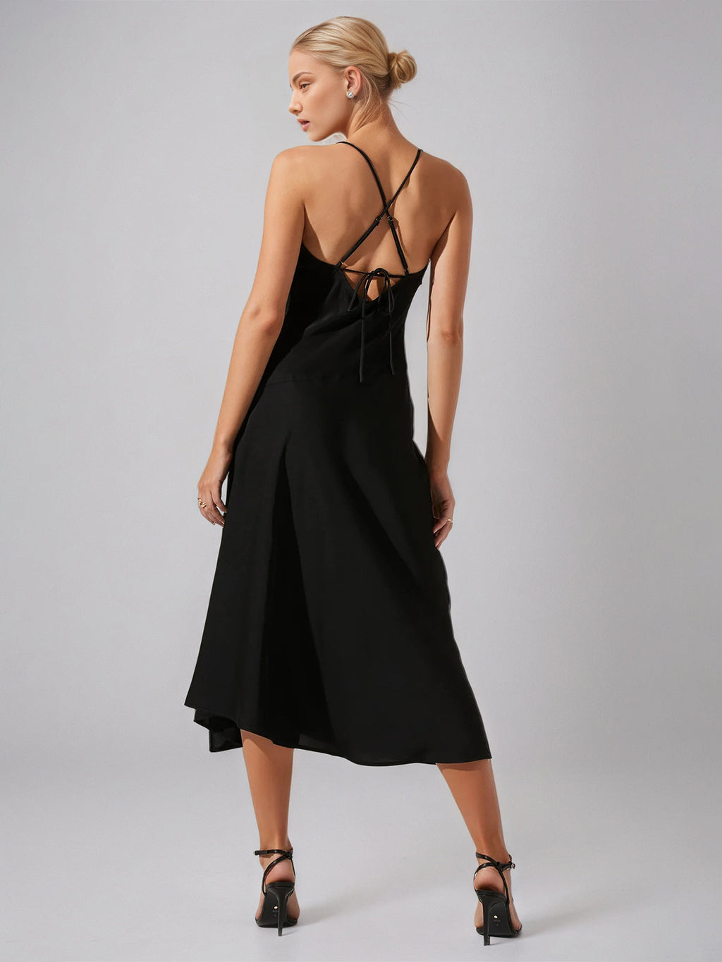 Abito a linea ad A in chiffon nero con spalline sottili e lunghezza tea senza maniche