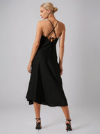 Abito a linea ad A in chiffon nero con spalline sottili e lunghezza tea senza maniche