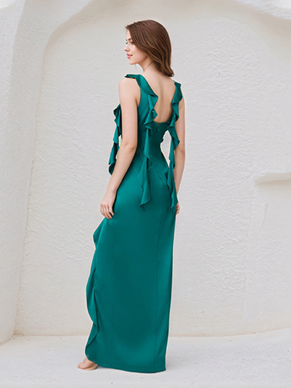 Vestido largo verde oscuro de satén sin mangas con volantes