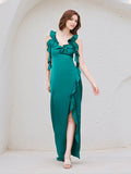 Vestido largo verde oscuro de satén sin mangas con volantes