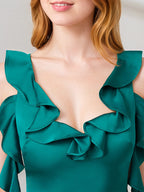 Vestido largo verde oscuro de satén sin mangas con volantes