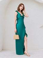 Vestido largo verde oscuro de satén sin mangas con volantes