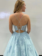 Vestido longo de formatura em linha A com alças finas, costas com corpete e aplicações