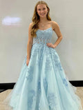Vestido longo de formatura em linha A com alças finas, costas com corpete e aplicações