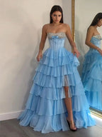 Vestido largo de graduación en línea A con escote corazón, capas de gasa y abalorios