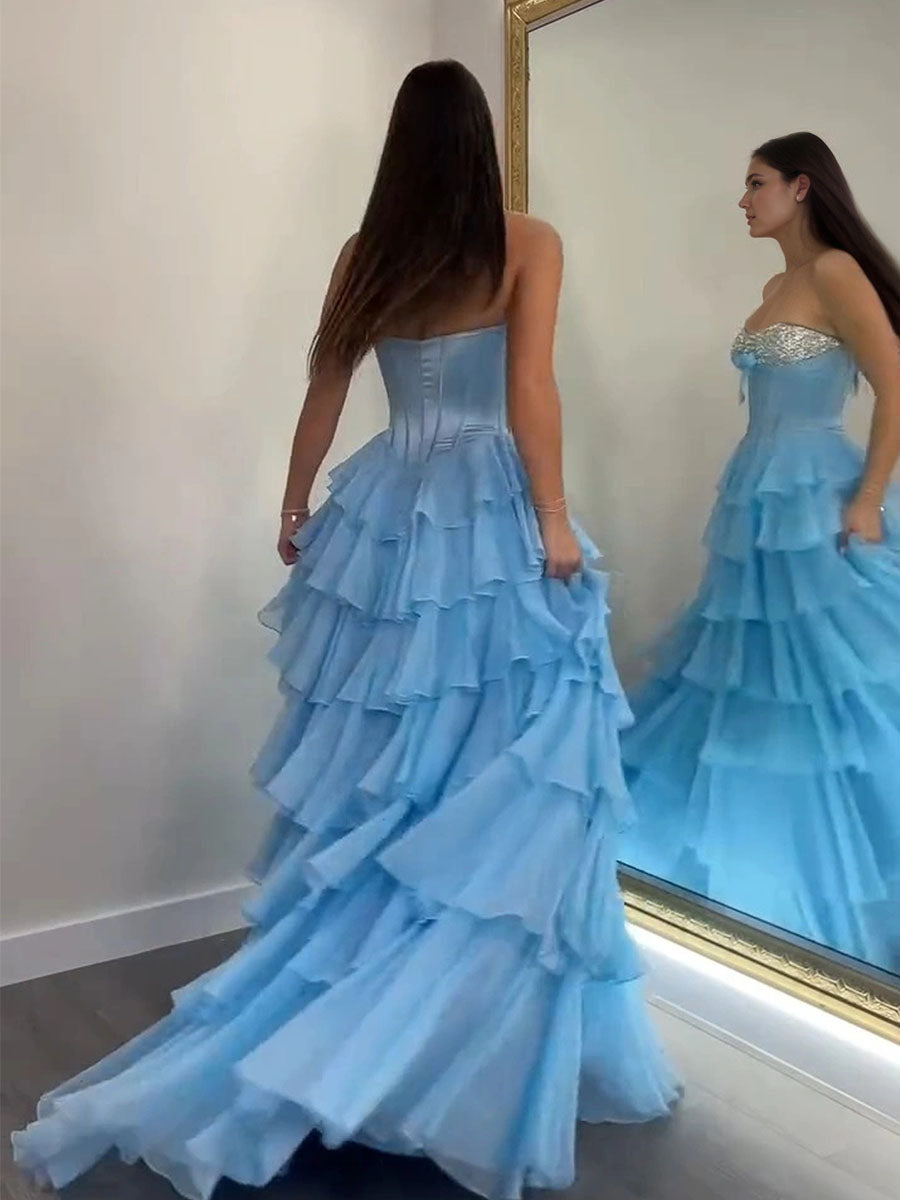 Vestido largo de graduación en línea A con escote corazón, capas de gasa y abalorios