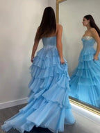 Vestido largo de graduación en línea A con escote corazón, capas de gasa y abalorios