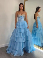 Vestido largo de graduación en línea A con escote corazón, capas de gasa y abalorios