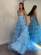 Vestido largo de graduación en línea A con escote corazón, capas de gasa y abalorios