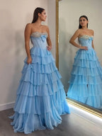Vestido largo de graduación en línea A con escote corazón, capas de gasa y abalorios