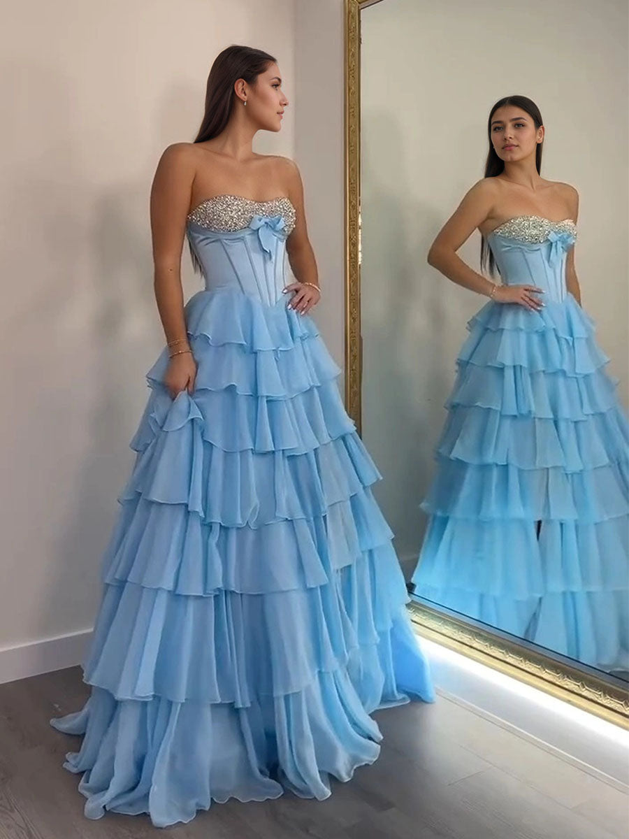 Vestido largo de graduación en línea A con escote corazón, capas de gasa y abalorios
