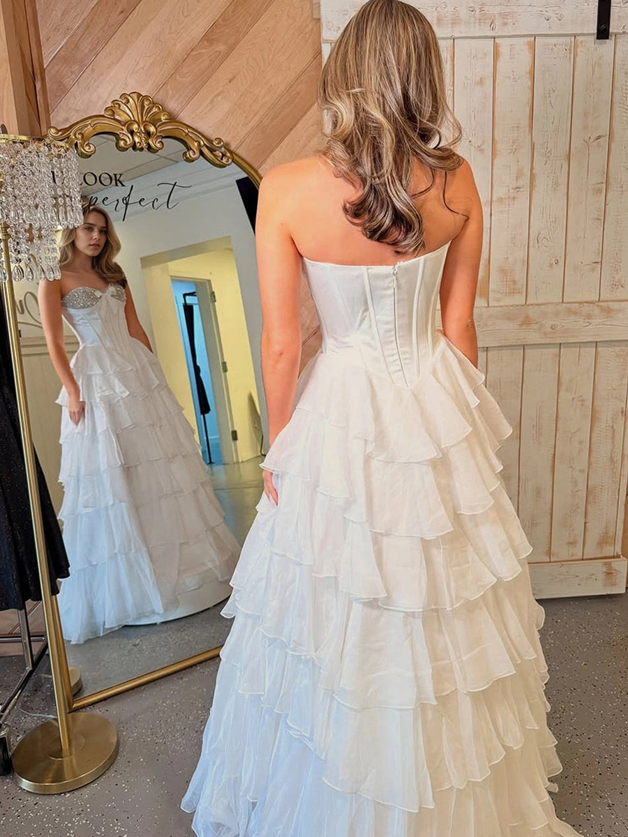 Vestido largo de graduación en línea A con escote corazón, capas de gasa y abalorios