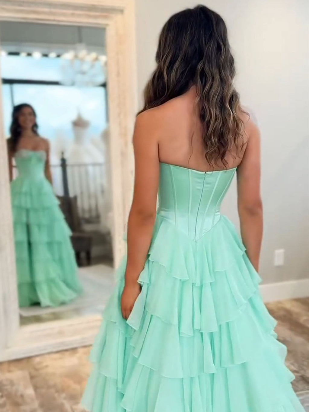 Vestido largo de graduación en línea A con escote corazón, capas de gasa y abalorios