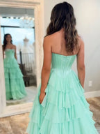 Vestido largo de graduación en línea A con escote corazón, capas de gasa y abalorios