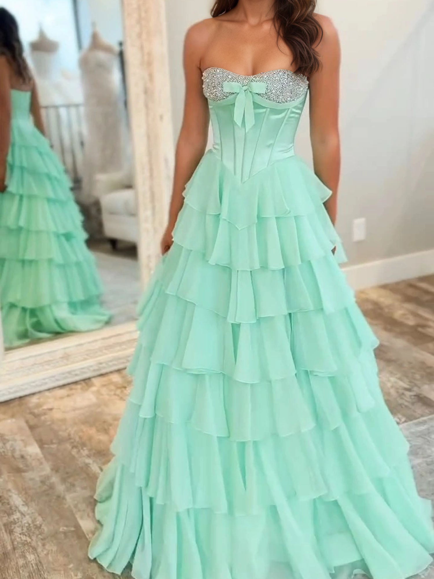 Vestido largo de graduación en línea A con escote corazón, capas de gasa y abalorios