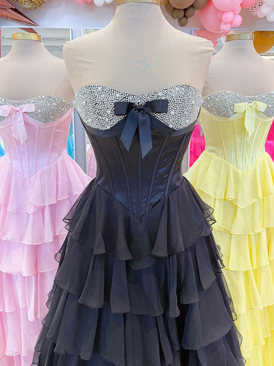 Vestido largo de graduación en línea A con escote corazón, capas de gasa y abalorios