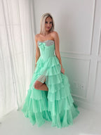 Vestido largo de graduación en línea A con escote corazón, capas de gasa y abalorios