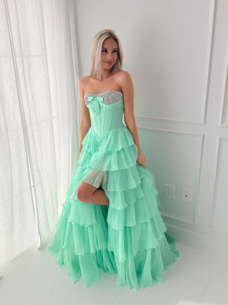 Vestido largo de graduación en línea A con escote corazón, capas de gasa y abalorios