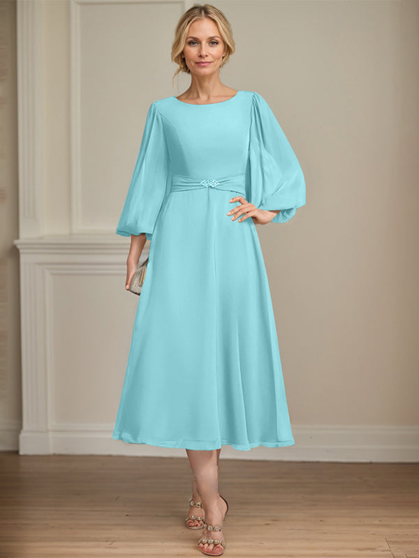 A-Linien Rundhals Tee-Länge Chiffon Kleid für die Brautmutter mit Kristallbrosche und Plissees