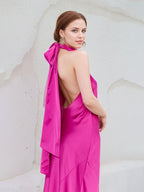 Abito lungo in raso rosa acceso con scollo all'americana, senza maniche e fiocco