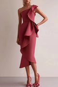 Halbformelles rotes Maxikleid mit asymmetrischem One-Shoulder-Rüschendetail