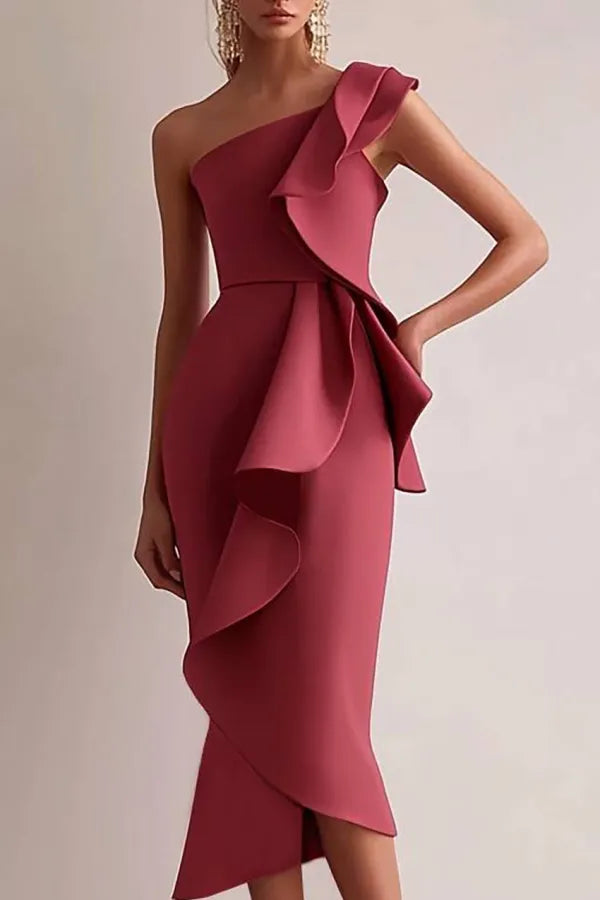 Halbformelles rotes Maxikleid mit asymmetrischem One-Shoulder-Rüschendetail