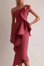 Halbformelles rotes Maxikleid mit asymmetrischem One-Shoulder-Rüschendetail