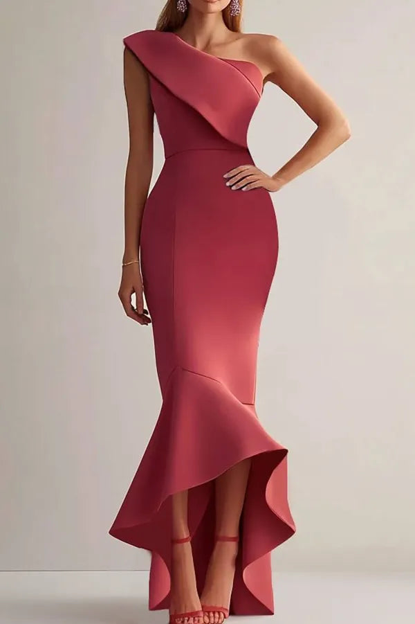 Vestido semi-formal vermelho para festa com um ombro só, babados, estilo sereia e justo midi