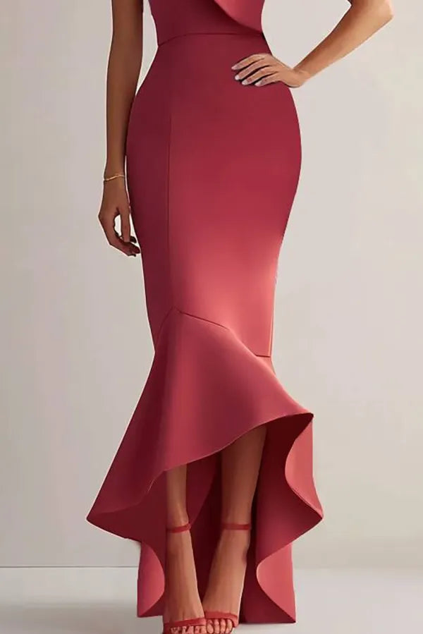 Vestido semi-formal vermelho para festa com um ombro só, babados, estilo sereia e justo midi