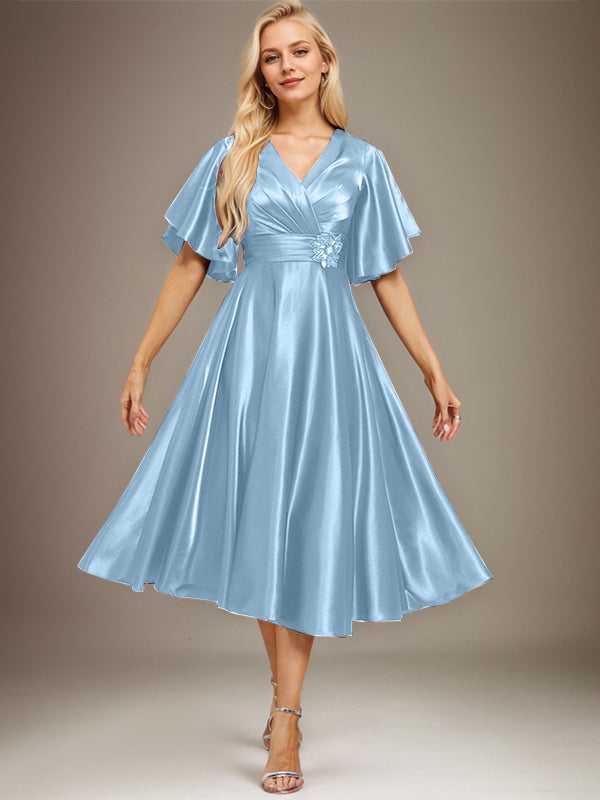 A-Linien V-Ausschnitt knielanges Stretch-Satin-Mutter-der-Braut-Kleid mit Perlen und Falten
