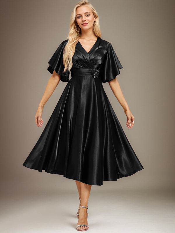 A-Linien V-Ausschnitt knielanges Stretch-Satin-Mutter-der-Braut-Kleid mit Perlen und Falten
