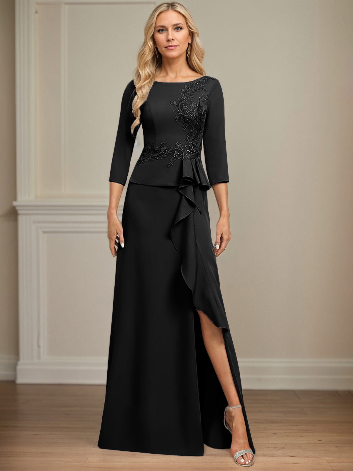 Eng anliegendes bodenlanges Kleid aus Stretch-Crêpe mit Rundhalsausschnitt, Säulenschnitt und kaskadierenden Rüschen-Applikationen