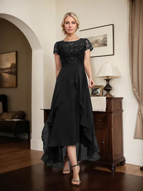 Robe mère de la mariée en chiffon et dentelle, ligne A, encolure dégagée illusion, asymétrique, avec nœud, volants et sequins