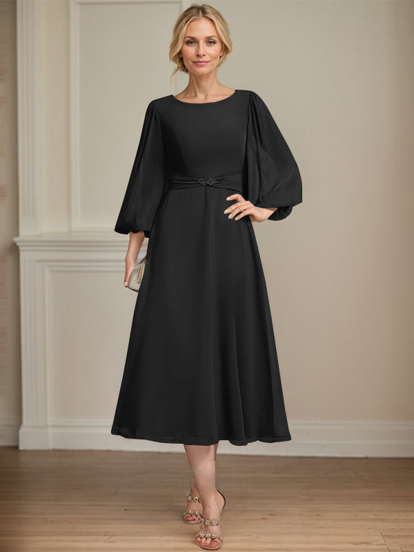 A-Linien Rundhals Tee-Länge Chiffon Kleid für die Brautmutter mit Kristallbrosche und Plissees