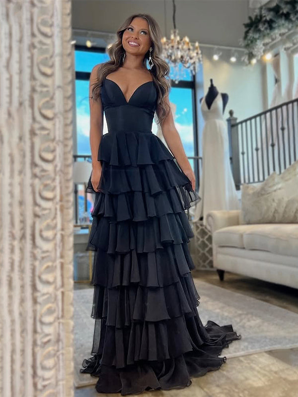 Abito lungo da ballo nero a linea A in tulle a balze con spalline sottili e spacco