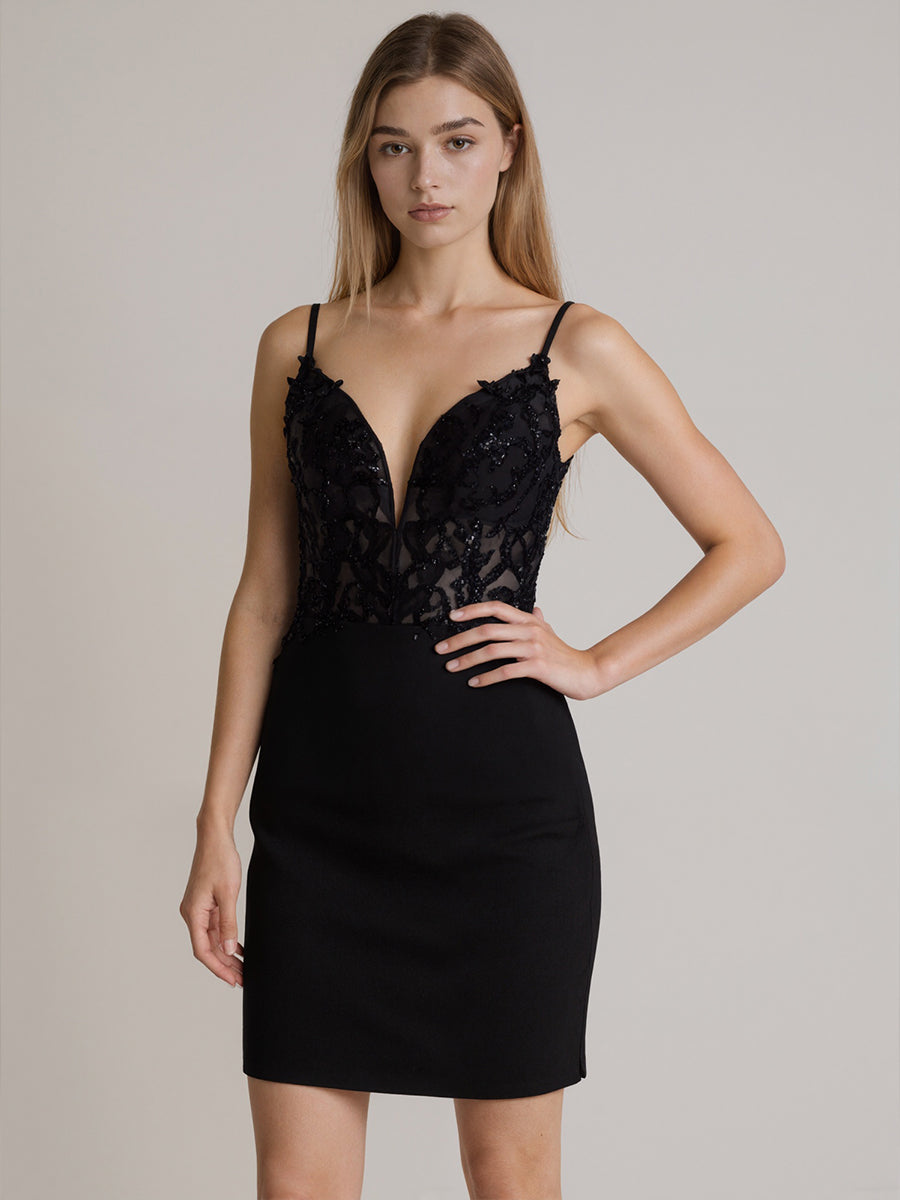 Robe courte moulante col en V pour bal de promo avec appliques