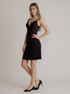Robe courte moulante col en V pour bal de promo avec appliques