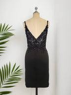 Robe courte moulante à col en V pour bal de promo avec appliques
