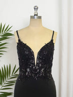 Robe courte moulante à col en V pour bal de promo avec appliques