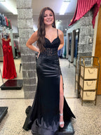 Schwarzes, tief ausgeschnittenes Korsett-Abendkleid mit Herzausschnitt und hohem Schlitz