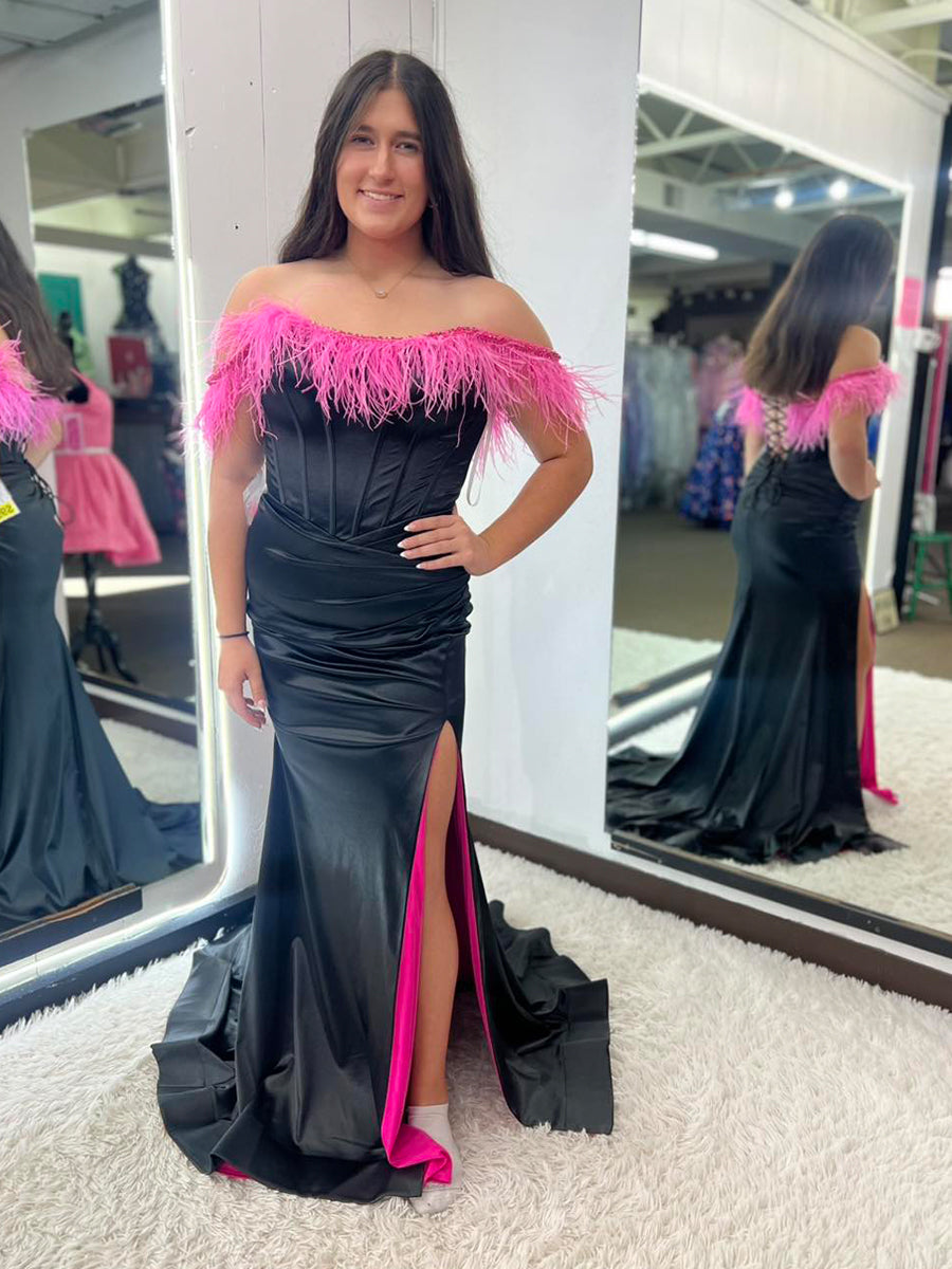 Abito da sera corsetto in raso nero con rifiniture di piume rosa sulle spalle scoperte