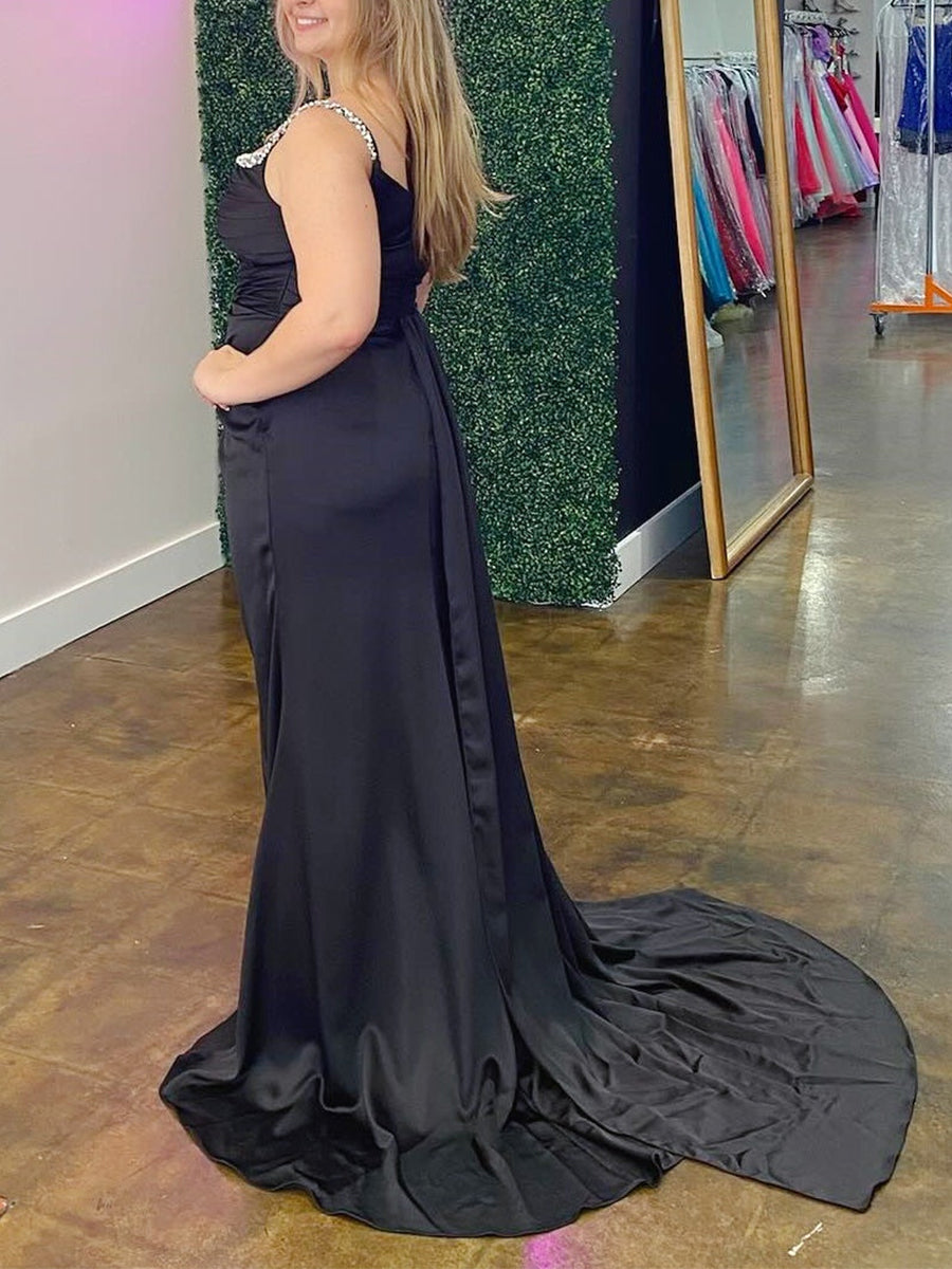 Robe de bal en satin noir à bretelles cristallines froncées avec fente