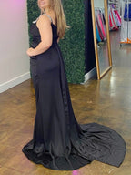 Robe de bal en satin noir à bretelles cristallines froncées avec fente