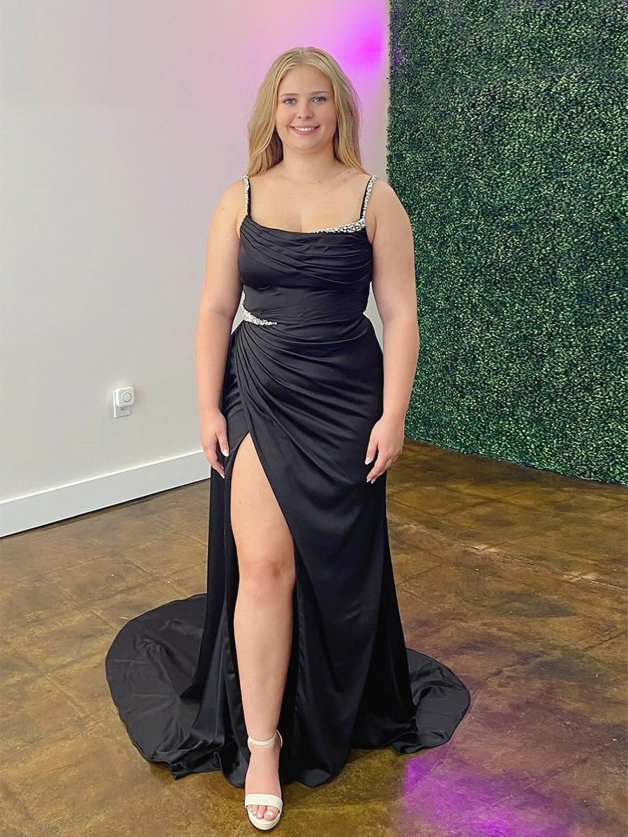 Robe de bal en satin noir à bretelles cristallines froncées avec fente