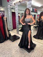 Vestito da ballo in raso nero senza spalline con corsetto perline di cristallo e spacco alto