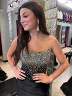 Vestito da ballo in raso nero senza spalline con corsetto perline di cristallo e spacco alto