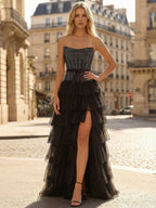 Vestido de fiesta negro sin tirantes línea A con volantes en capas, corsé y abertura