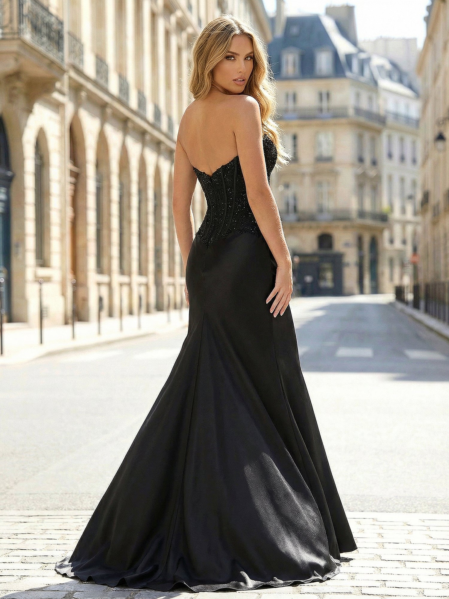 Robe de bal noire décolleté cœur avec corset à perles et jupe en satin